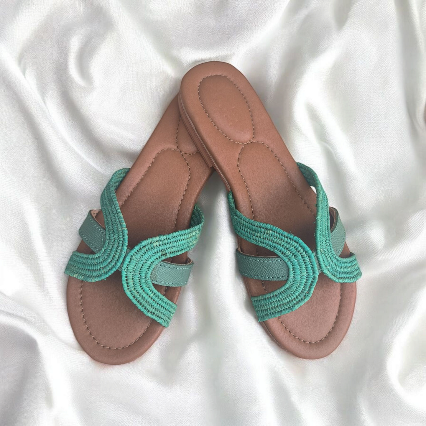 Oasis Whisper – Handwoven Moroccan Raffia Slippers | Elegant Indoor-Outdoor Wear