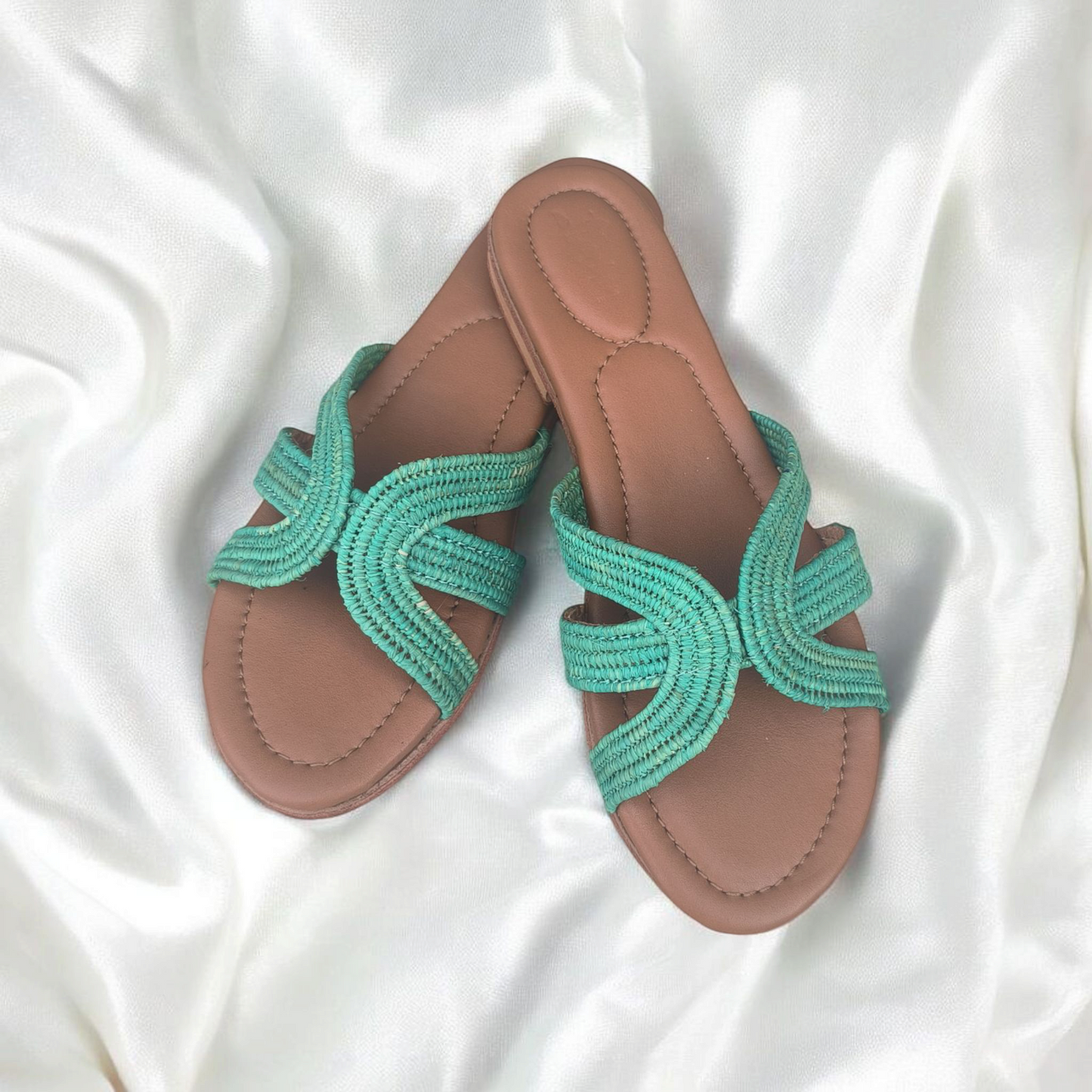 Atlas Echo – Handwoven Moroccan Raffia Slippers | Elegant Indoor-Outdoor Wear