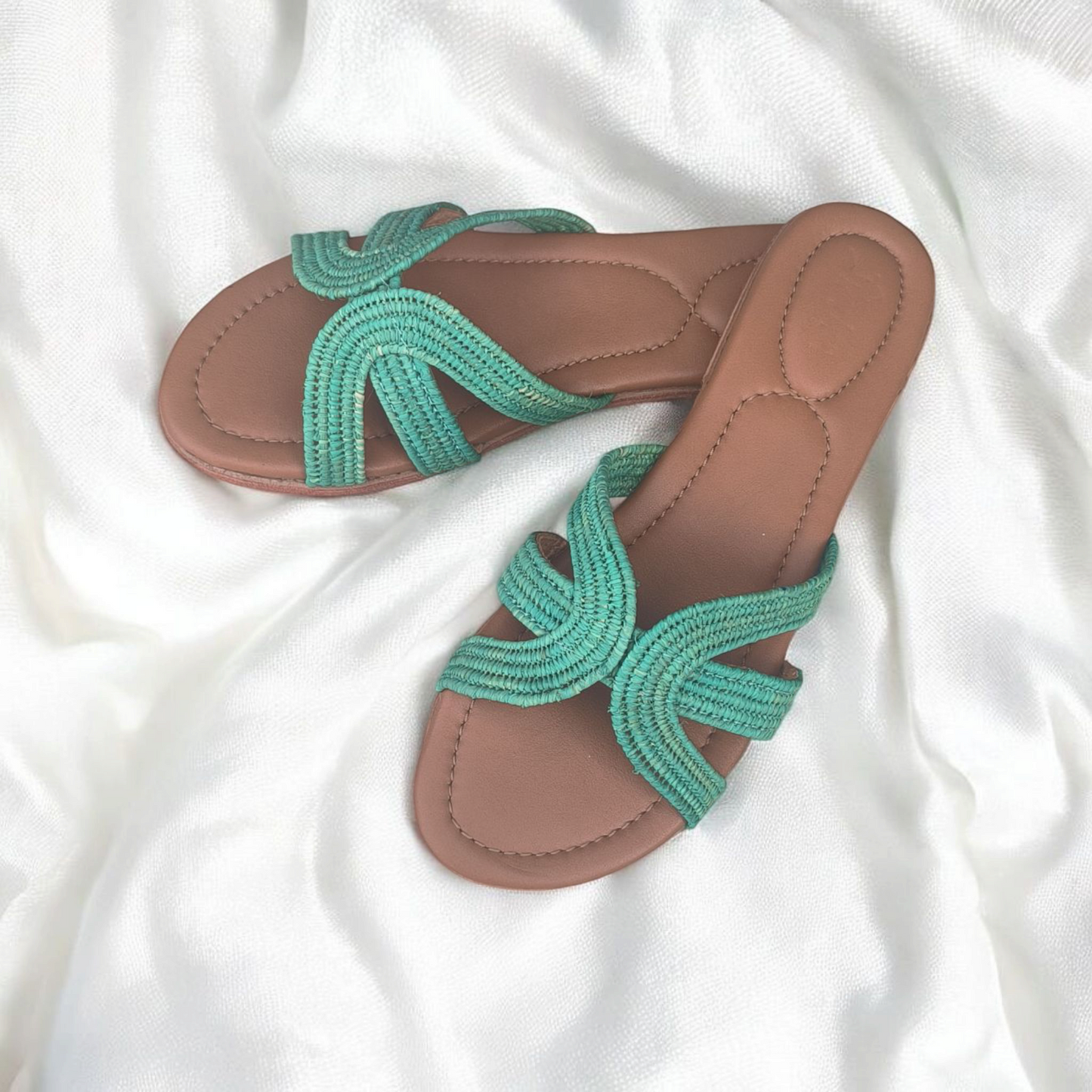 Atlas Echo – Handwoven Moroccan Raffia Slippers | Elegant Indoor-Outdoor Wear