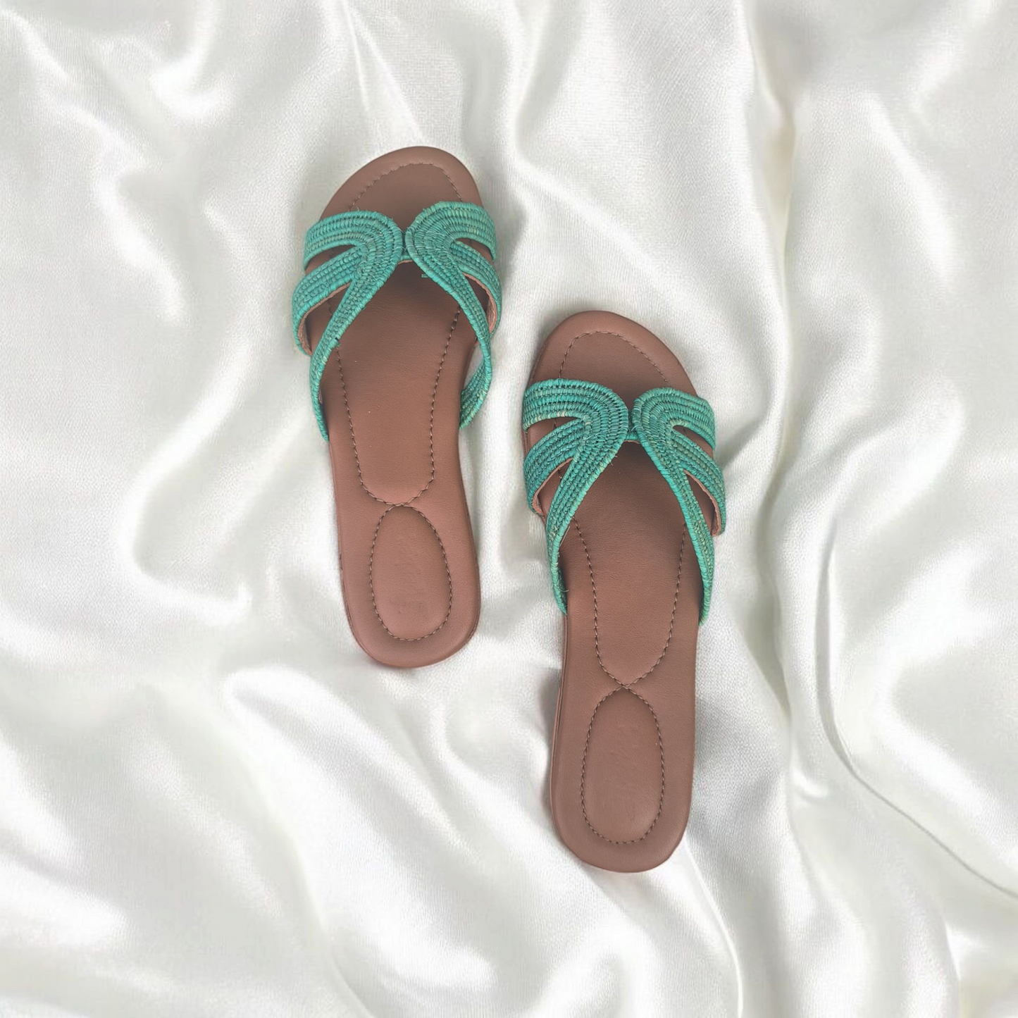 Atlas Echo – Handwoven Moroccan Raffia Slippers | Elegant Indoor-Outdoor Wear