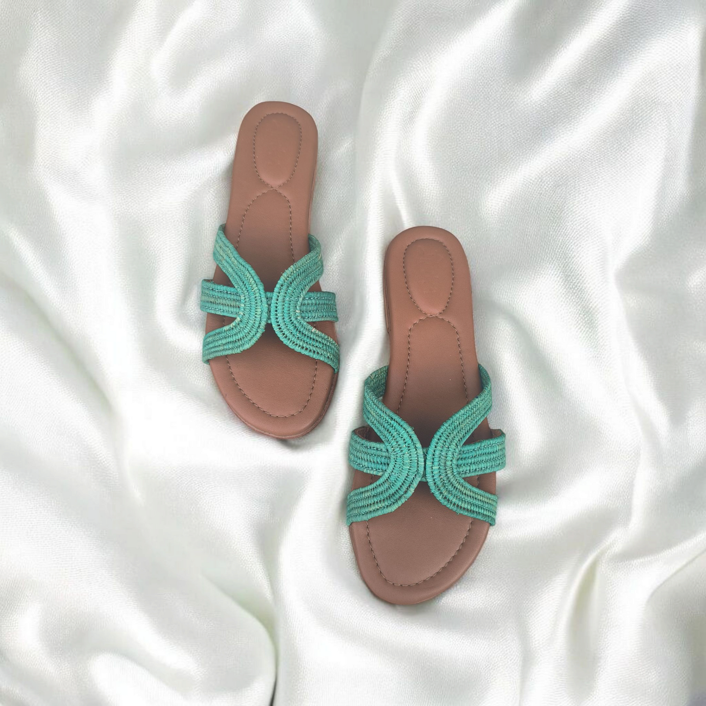 Atlas Echo – Handwoven Moroccan Raffia Slippers | Elegant Indoor-Outdoor Wear