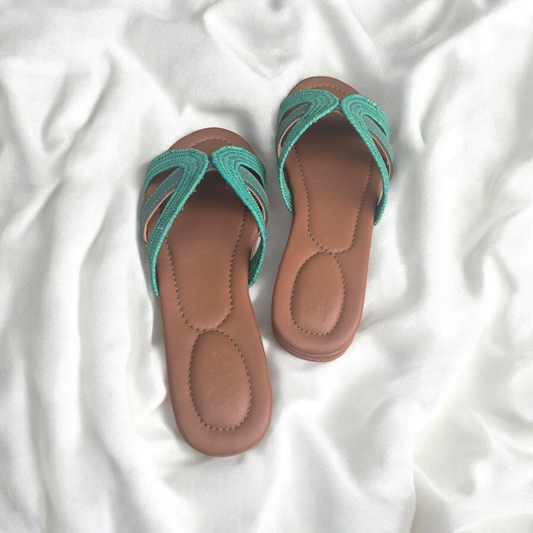 Oasis Whisper – Handwoven Moroccan Raffia Slippers | Elegant Indoor-Outdoor Wear